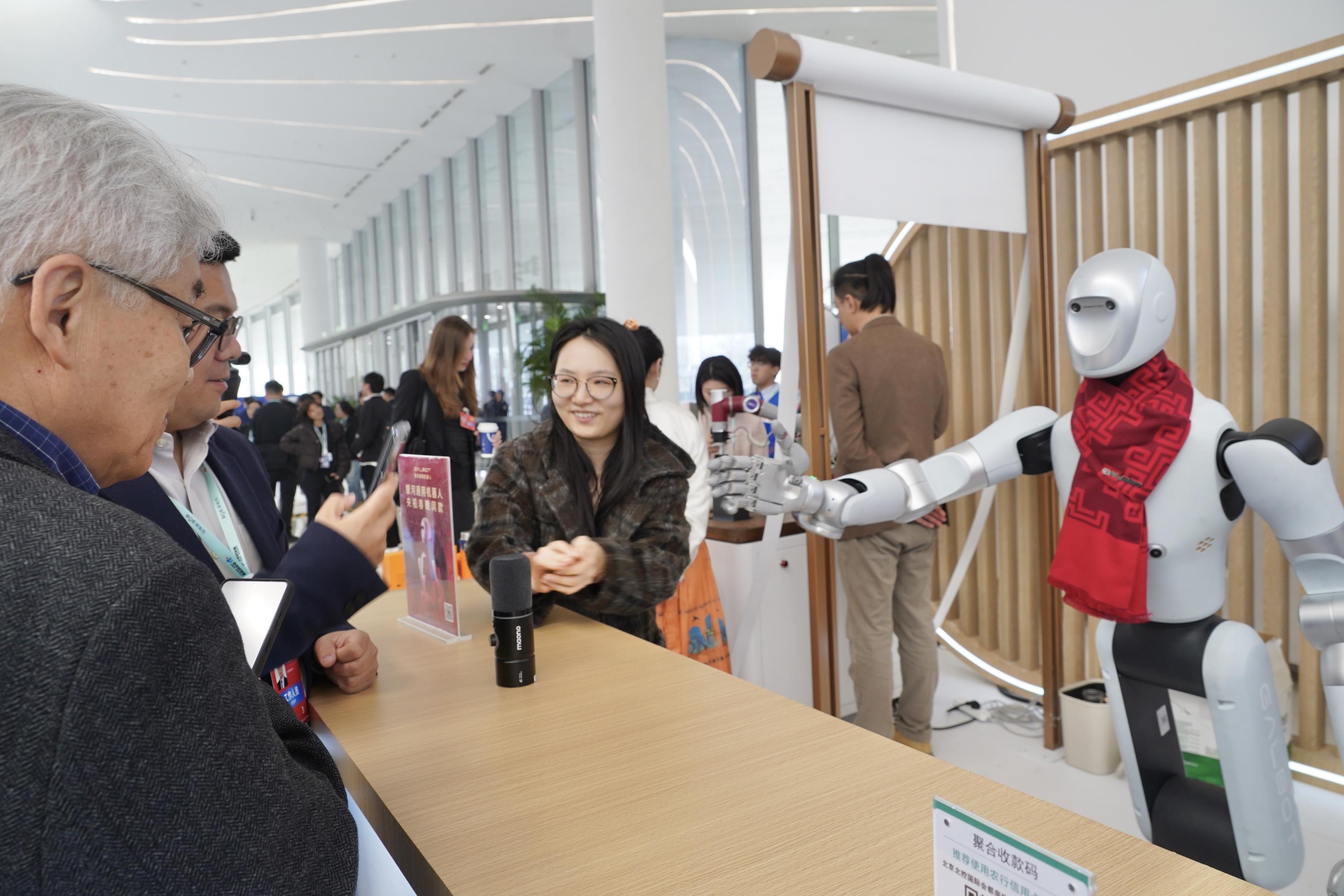 2026中關村論壇年會開幕，鬥茶、賣貨……忙壞智慧機器人