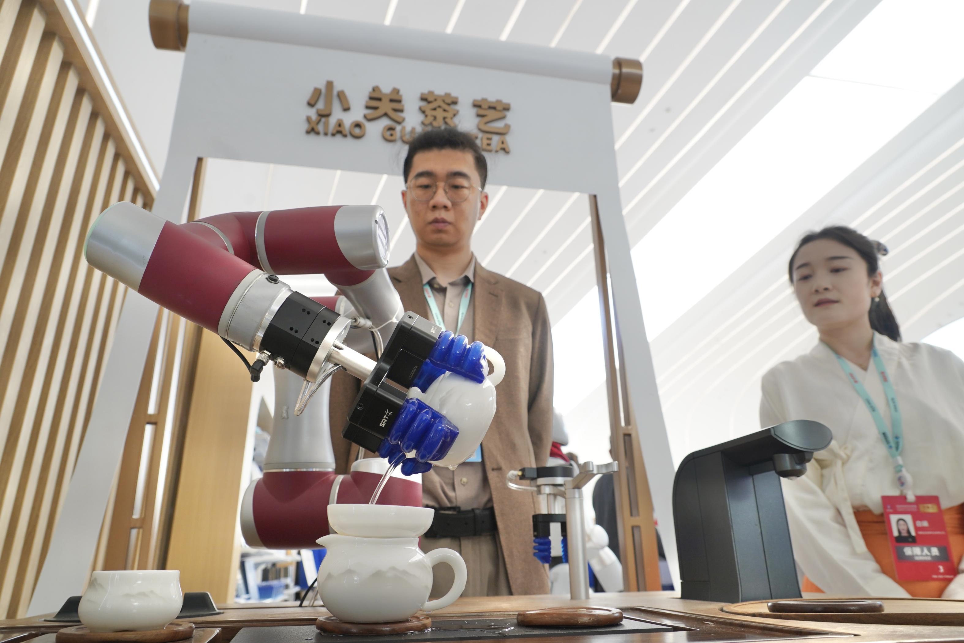 2026中關村論壇年會開幕，鬥茶、賣貨……忙壞智慧機器人