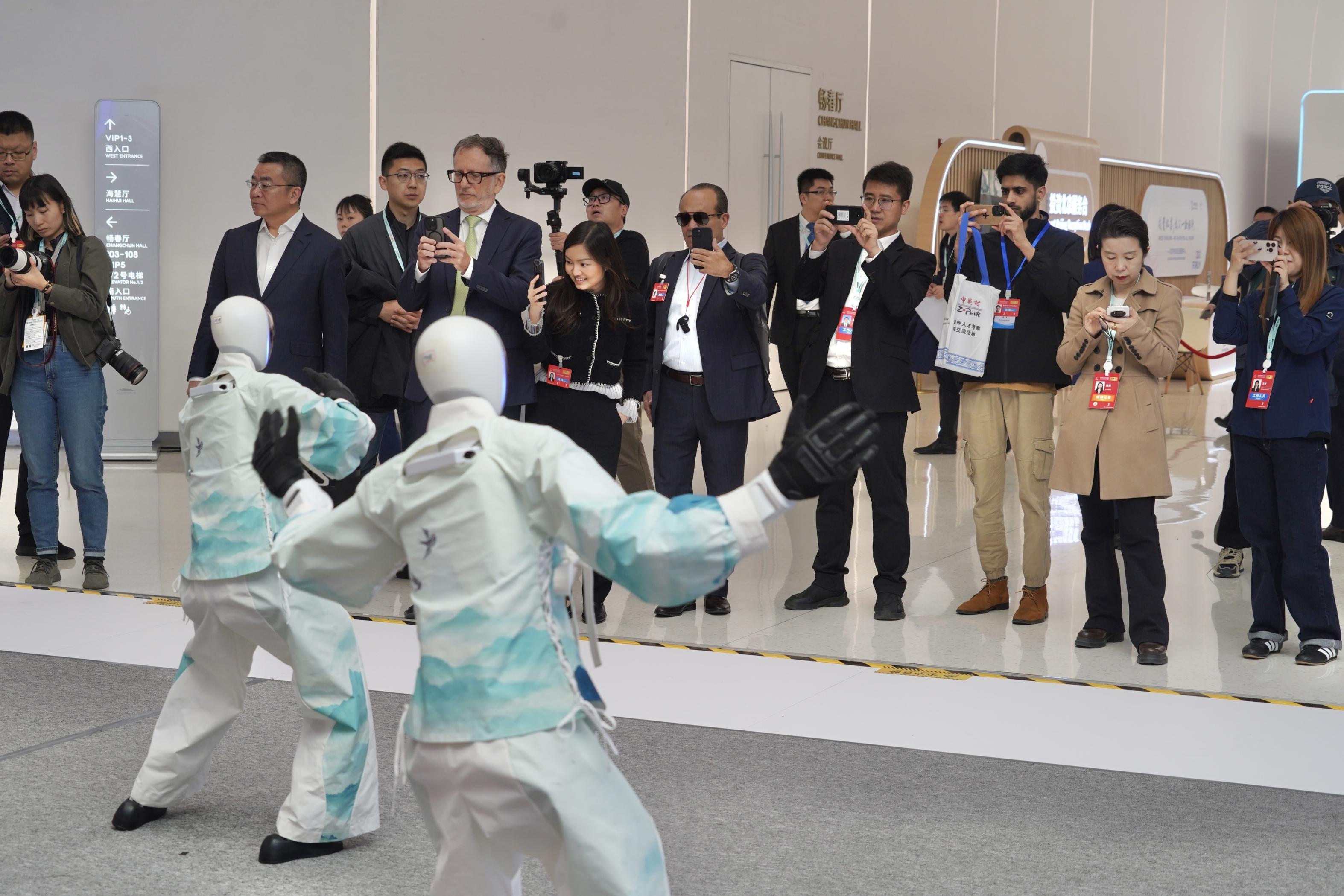 中關村論壇年會現場，機器人樂隊與舞蹈機器人聯袂獻藝