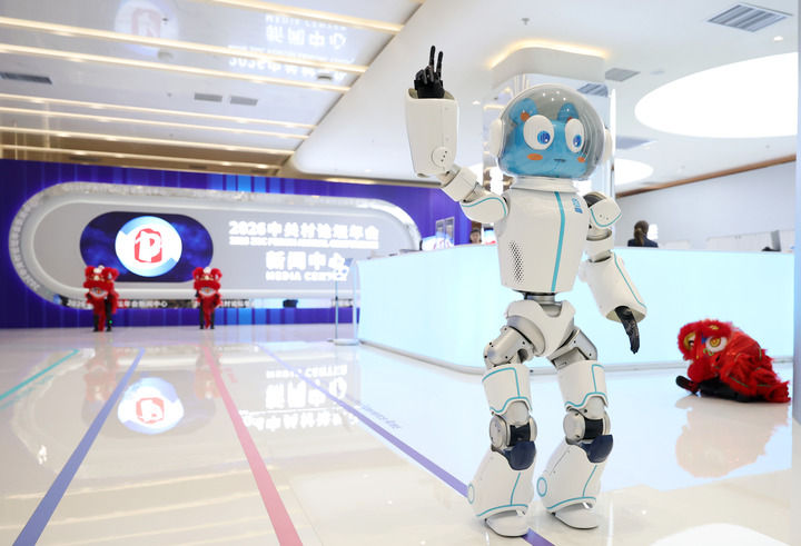 3月24日，在中關村論壇年會新聞中心內，一台機器人在向觀眾招手。
