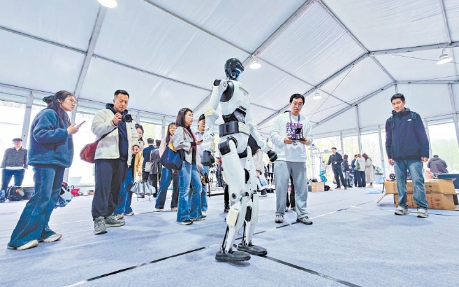 2026北京亦莊人形機器人半程馬拉松大本營內，100余支境內外賽隊正做最後衝刺。