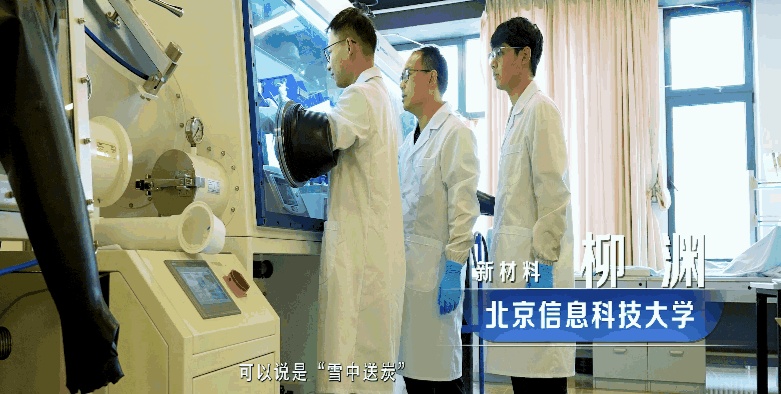 柳淵和學生在實驗室開展項目研究