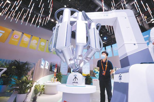 工作人員在服貿會上調試手術機器人。