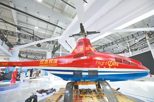 電信、電腦和資訊服務展廳內，應急救援無人機進了展廳。