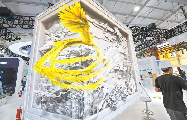 電信、電腦和資訊服務展廳內，裸眼3D螢幕上，鳳凰展翅，栩栩如生。