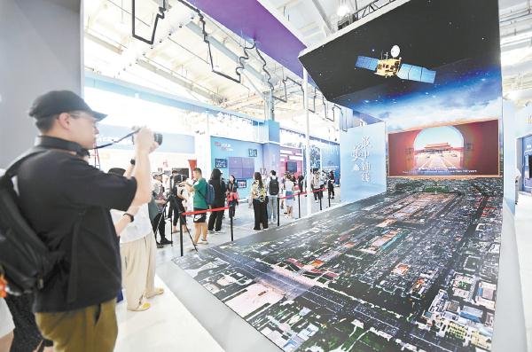 文旅服務展廳內，異形大螢幕展示北京中軸線之美。