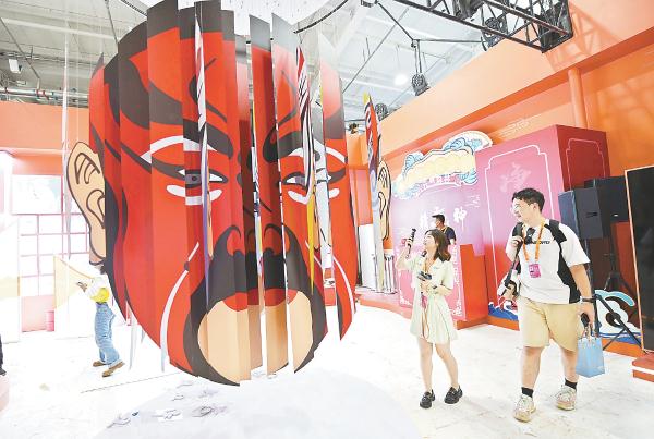 文旅服務展廳內，設計精巧的京劇臉譜裝置令人矚目。