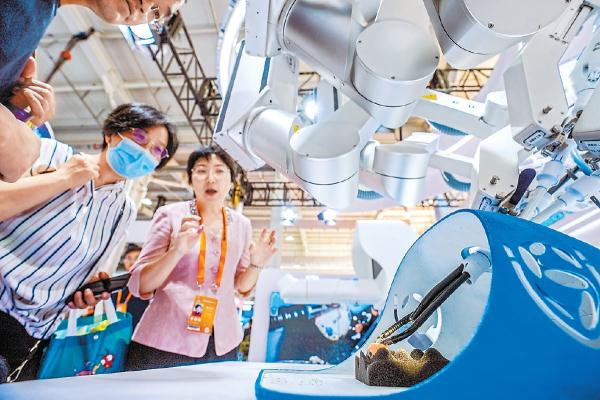 展商演示單孔腔鏡手術機器人剝蛋殼。