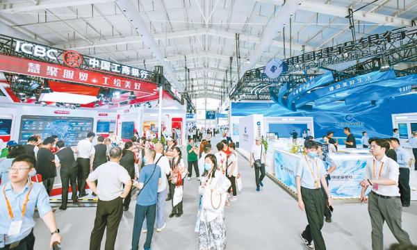 9月4日，在服貿會金融服務專題展，各大銀行展位前人流如織。