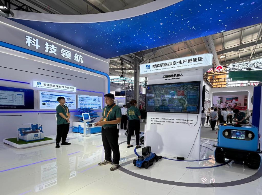 在工程諮詢與建築服務專題展區，多款智慧裝備亮相。