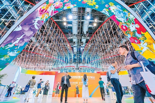 9月6日，為期5天的2023年中國國際服務貿易交易會落下帷幕，不少觀眾在位於國家會議中心的綜合展區拍照留影。