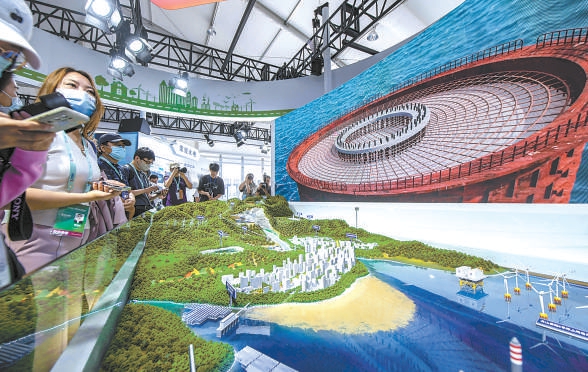 在中國電力建設集團展廳正中央的是該集團的項目沙盤，從沙盤上可以清晰地看到，風電機組不僅坐落在草原、戈壁等內陸，還建在海洋深處。