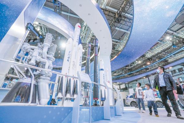 5月27日，市民在商業航太火箭模型前駐足，暢想未來宇宙探索。