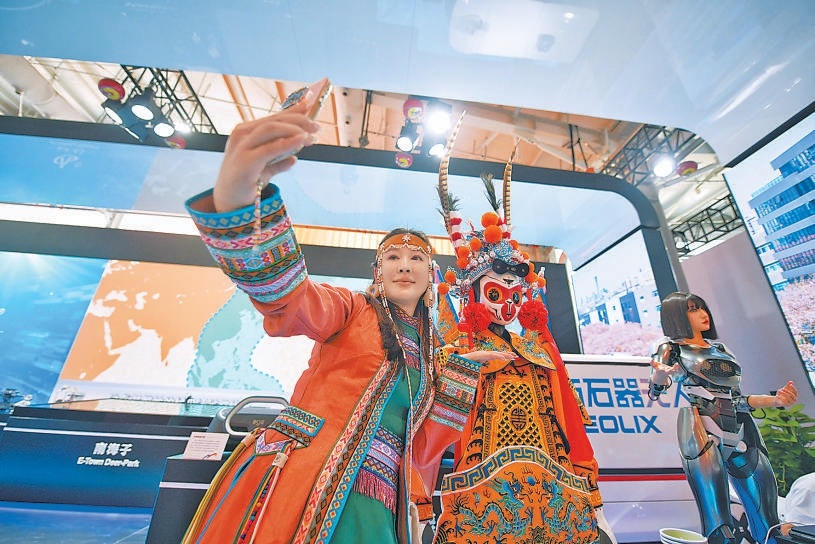9月12日，在服貿會文旅服務專題展，觀眾與智慧戲曲機器人合影。