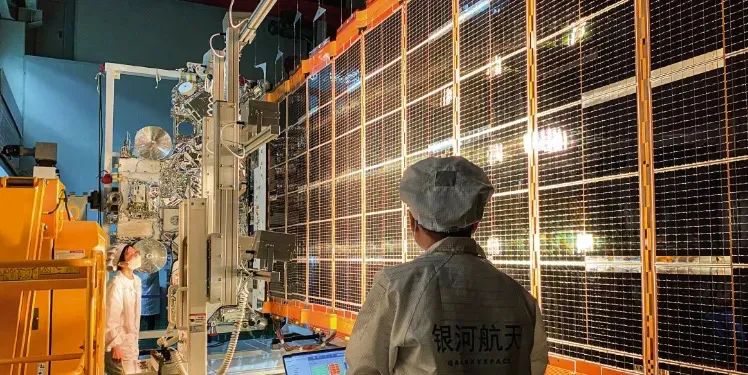 在銀河航太北京方舟實驗室，技術人員在檢查靈犀03星待發射狀態（2023年5月攝）