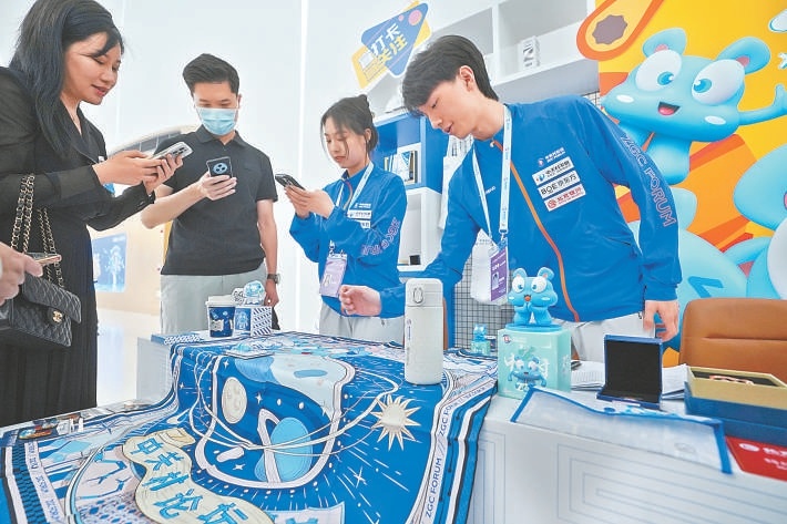 4月27日，2024中關村論壇年會進入第三天，中關村國際創新中心主會場，論壇文創産品受到參會人員青睞。
