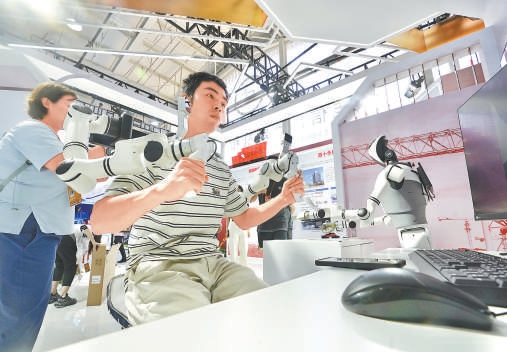 現場具身智慧機器人前沿産業成果展示。