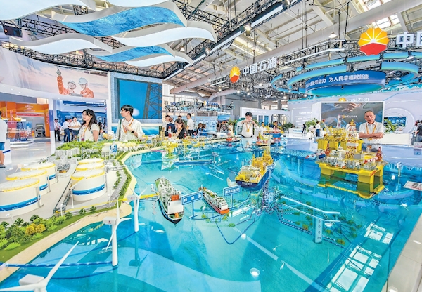 服貿會環境服務專題展上，展示了中國海油産業集群數智沙盤。