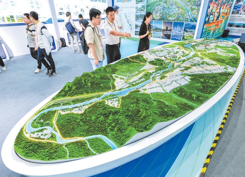 服貿會環境服務專題展上，北京水務投資集團展位展示永定河流域“兩園一河”協同聯動發展圖景沙盤。（鄧偉 攝）