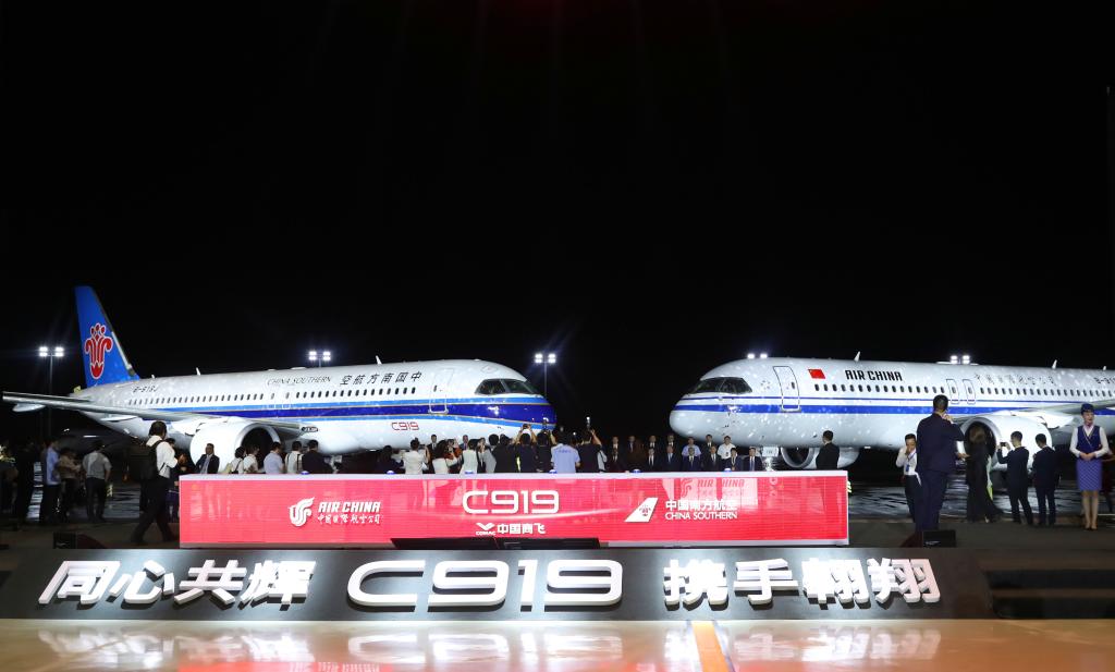 2024年8月28日，中國國際航空公司和中國南方航空公司在中國商飛總裝製造中心浦東基地同時接收首架C919飛機，這是交付儀式現場。
