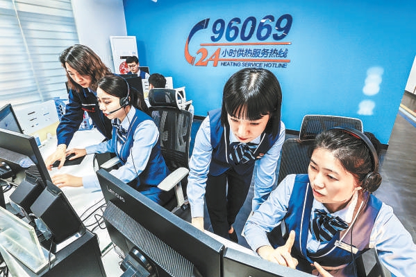 11月23日，在北京市熱力集團供熱運作指揮中心，工作人員耐心接聽24小時供熱服務熱線。