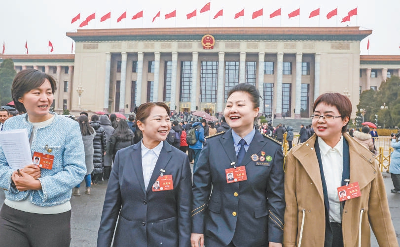 3月5日，十四屆全國人大二次會議開幕會結束後，北京代表團代表意氣風發走出會場。