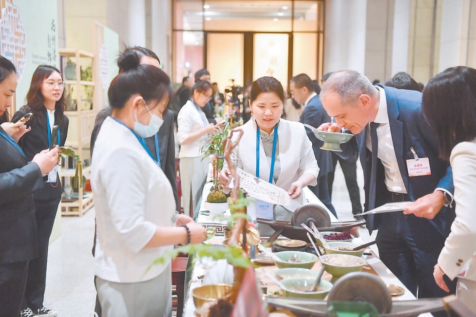 3月23日晚，中國發展高層論壇2025年年會“北京之夜”活動舉行。與會中外嘉賓齊聚中國工藝美術館，觀看文藝演出、體驗北京非遺技藝。