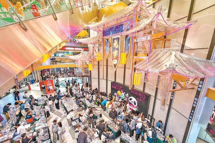 “五一”假期，北京各商圈迎來消費熱潮。王府井喜悅商場的二次元市集吸引眾多年輕消費者。