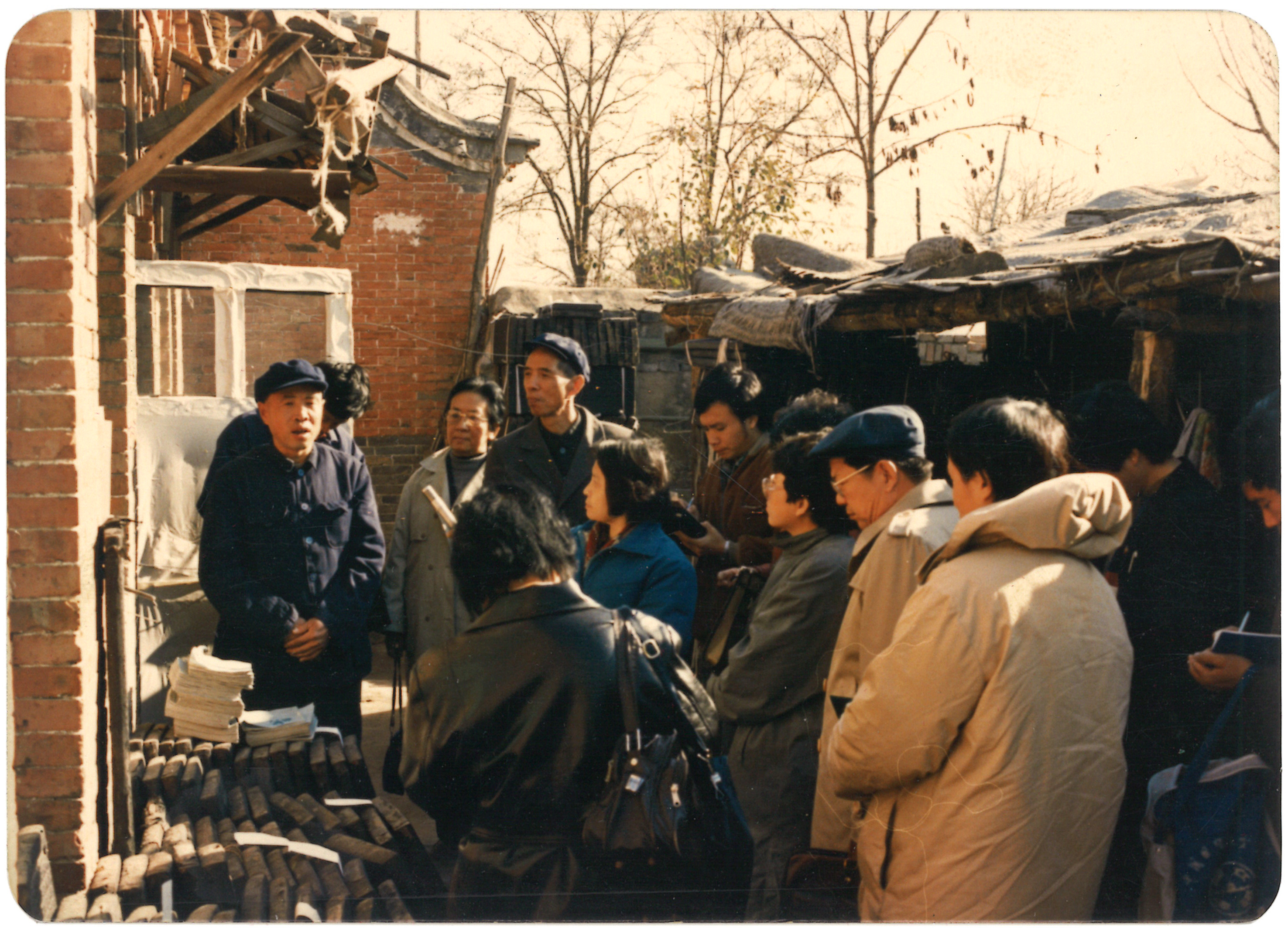 第三代傳承人任志向全國記者介紹大藏經（拍攝時間：1988年 地點：北京華藝齋古籍印務有限責任公司 拍攝者：任寶全 內容：第三代傳承人任志向全國記者介紹大藏經