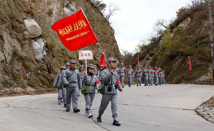 來自中央和北京市十余家單位的300余名黨員通過山地徒步行軍體驗，傳承長征精神
