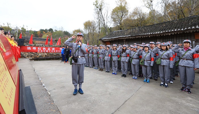 徒步行軍開始前，全體黨員身著紅軍軍服，在大莊科鄉霹破石村昌延聯合縣政府舊址舉行重溫入黨儀式，追尋紅色足跡，傳承紅色基因。