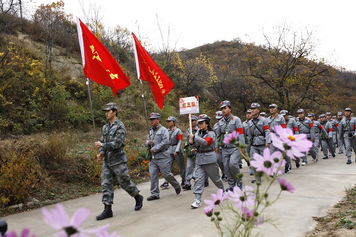 長征勝利日，十余家中央和北京市重要單位在北京延慶共同啟動大莊科開放式紅色體驗基地，共同慶祝紅軍長征勝利80週年，來自基地發起單位的300余名黨員通過山地徒步行軍體驗，傳承長征精神。
