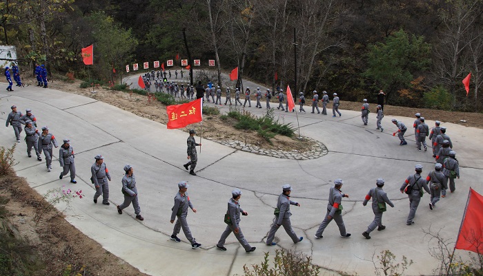 長征勝利日，十余家中央和北京市重要單位在北京延慶共同啟動大莊科開放式紅色體驗基地，共同慶祝紅軍長征勝利80週年，來自基地發起單位的300余名黨員通過山地徒步行軍體驗，傳承長征精神。