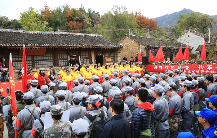 20161022徒步行軍開始前，全體黨員身著紅軍軍服，在大莊科鄉霹破石村昌延聯合縣政府舊址舉行重溫入黨儀式，追尋紅色足跡，傳承紅色基因。