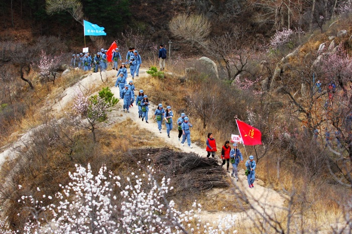 隊伍行進在山間