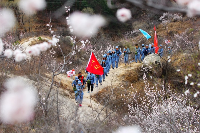 隊伍行進在山間