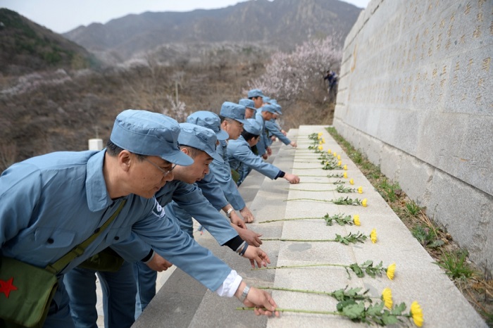 體驗者向“英雄譜”紀念墻獻花