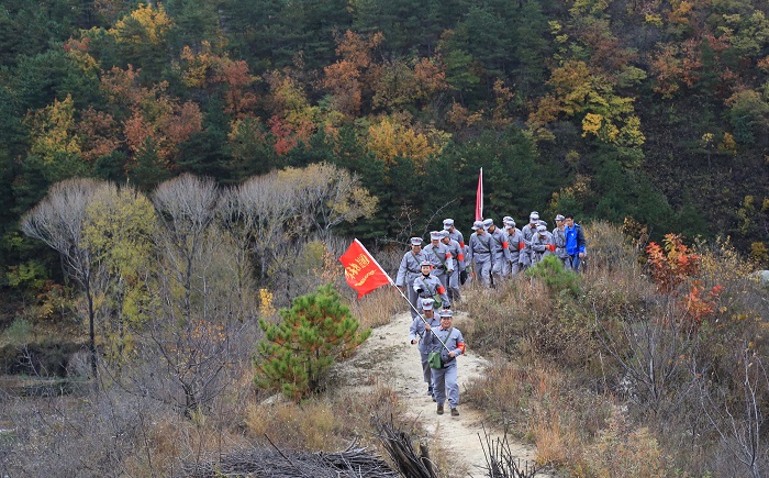 10長征勝利日，十余家中央和北京市重要單位在北京延慶共同啟動大莊科開放式紅色體驗基地，共同慶祝紅軍長征勝利80週年，來自基地發起單位的300余名黨員通過山地徒步行軍體驗，傳承長征精神。