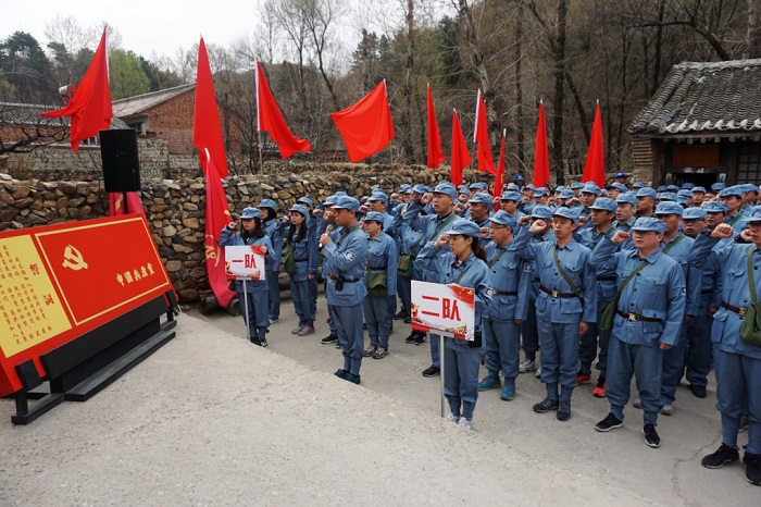 出發前集體重溫入黨誓詞