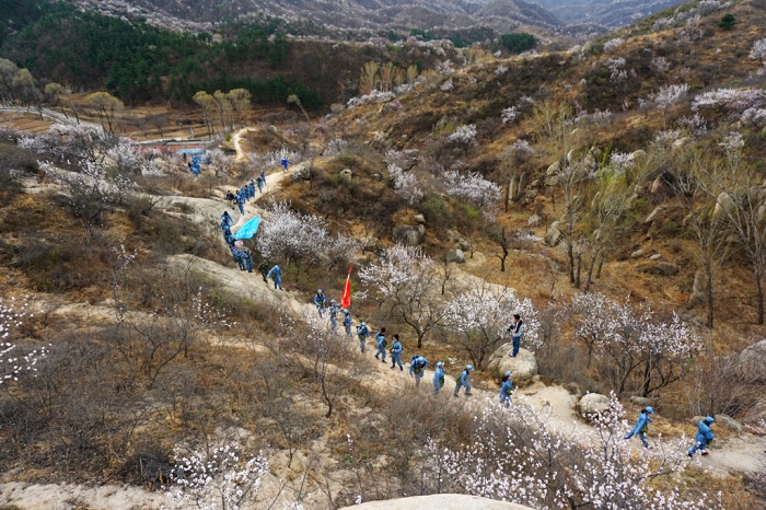 隊伍行進在山間