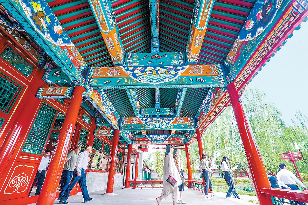 參觀者欣賞修繕後的清代皇家行宮風貌。（ 武亦彬 攝）