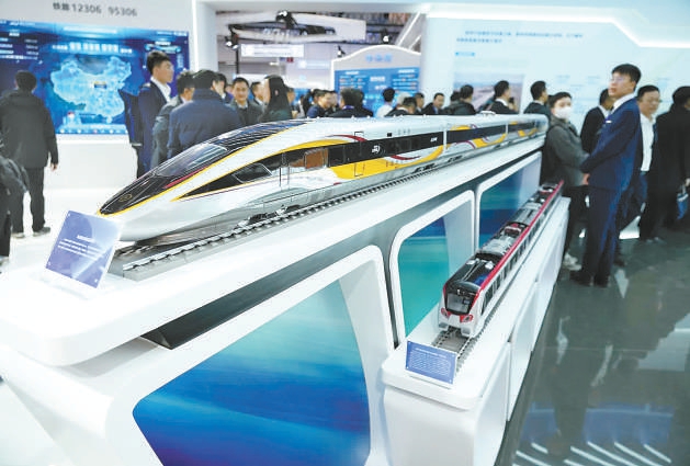 最高檢測速度達400公里/小時的復興號“黃醫生”列車模型亮相展會。
