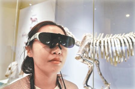 國家自然博物館AR智慧導覽眼鏡和AR智慧導覽相機正式上線，觀眾戴上AR眼鏡，根據點位指示牌提示，注視標本便可自動觸發AR內容。