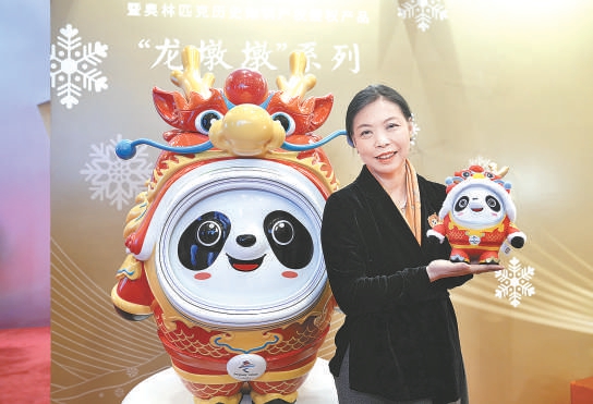 設計師林存真介紹“龍墩墩”系列産品。