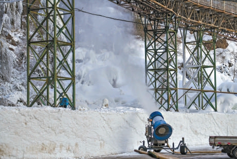 14.jpg 造雪機正在造雪，打造白雪皚皚的夢幻景觀。