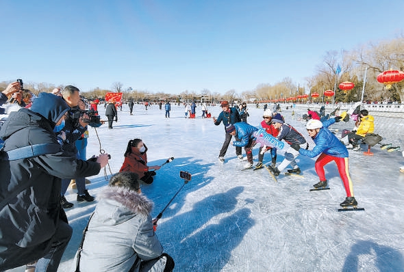 “雙奧之城新氣象——2022中外媒體北京行”走進什剎海冰場深入體驗老北京冰雪趣味運動。（吳鏑 攝）