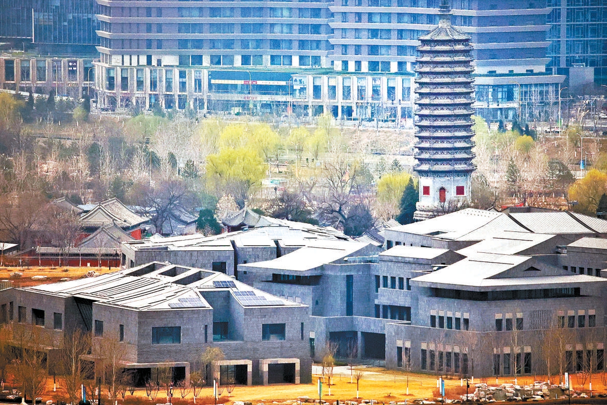在北京國際財富中心園區，屋頂灰色光伏板與古色古香的建築完美融合。（白繼開 攝）