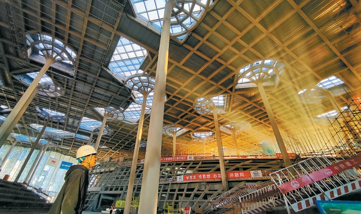 下午的陽光透過城市副中心圖書館的玻璃幕墻照進館內，宛如金色陽光灑在林間，詮釋着“森林書苑”的完美意境。.jpg