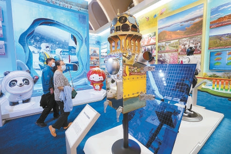 “奮進新時代”主題成就展北京展區“懷柔一號”科學衛星模型。