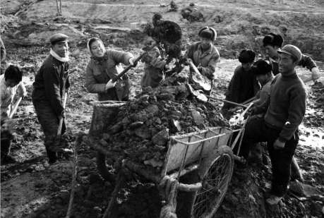 1970年12月，公社民兵和解放軍戰士清淤治河。